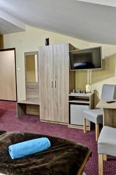 Old Town Luxe Retreat - King Bed - Steps To Main Square Apartment