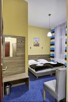 Old Town Luxe Retreat - King Bed - Steps To Main Square Apartment *