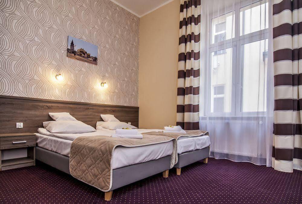 Old Town Luxe Retreat - King Bed - Steps To Main Square Apartment