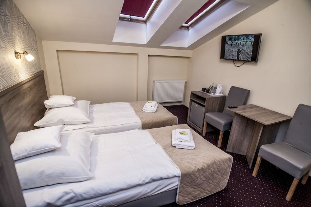 Old Town Luxe Retreat - King Bed - Steps To Main Square Apartment