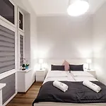 2 Nights Apartments - Great Location, Right Next To Main Rail And Bus Station, 10 Min To Main Square By Foot