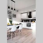 HOUSEHOST Apartament: Świętego Krzyża Street