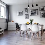 HOUSEHOST Apartament: Świętego Krzyża Street