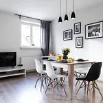 HOUSEHOST Apartament: Świętego Krzyża Street