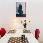 Modern, Stylish And Comfy In Trendy Jewish Quarter