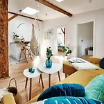 Sunny Apartment At The Heart Of Old Town