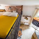Studio Z Ogrodem Przy Starej Zajezdni