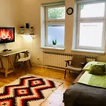 Apartment In Ivy Covered House, Near Old Town