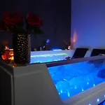 Modern Jacuzzi Apartment
