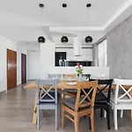 Avia Apartment Three Bedroom Two Balcony Ac & Parking By Noclegi Renters