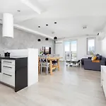 Avia Apartment Three Bedroom Two Balcony Ac & Parking By Noclegi Renters