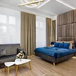 Silver Shine Jacuzzi