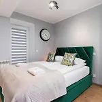 Underground Apartments Kielecka Rondo Mogilskie By Noclegi Renters