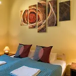 Big Cosy Retro Apt, Free Parking, 15Min Oldtown & Kazimierz - By Homelike Krakow