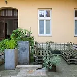 Sekretne Gniazdko W Tajemniczym Ogrodzie