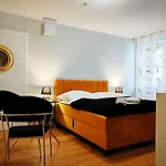 Hugo Star Apartments