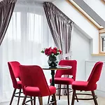 Golden Queen Deluxe Jacuzzi Apartments - Old Town