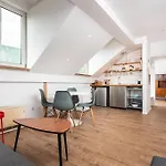 Artistic Flat With Entresol - 5\' Market Square - By Upstairs