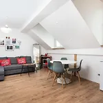 Artistic Flat With Entresol - 5\' Market Square - By Upstairs