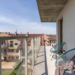 Modern & Spacious Apartment With Air Conditioning & Parking By Renters Prestige