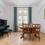 Spacious Retro Apartment In The Center Of Cracow By Noclegi Renters