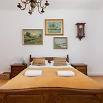 Spacious Retro Apartment In The Center Of Cracow By Noclegi Renters