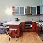 Bright&Comfy Apt -Few Min To Main Square