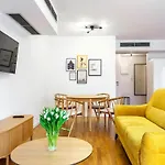 Modern Central Apartment W. Parking By Tyzenhauz