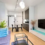 Modern Apt Next To Train Station