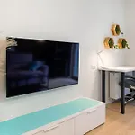 Modern Apt Next To Train Station