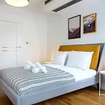 Modern Central Apartment W. Parking By Tyzenhauz