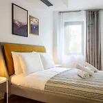 Modern Central Apartment W. Parking By Tyzenhauz