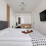 Beautiful & Spacious 1 Bedroom Apartament With Balcony By Noclegi Renters
