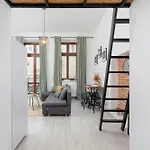 Comfortable And Elegant Studio With Balcony For 4 People In Cracow By Noclegi Renters