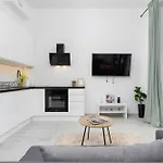 Comfortable And Elegant Studio With Balcony For 4 People In Cracow By Noclegi Renters