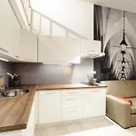 2 Nights Apartments - Great Location, Right Next To Main Rail And Bus Station, 10 Min To Main Square By Foot