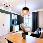 Wild & Huge Comfy Apartment 5 Min To Main Square