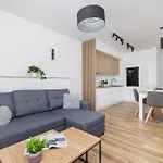Nowoczesny Apartament Z Parkingiem Na Alei Pokoju W Krakowie By Noclegi Renters