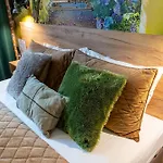 Art & Garden Residence