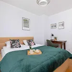 Przytulny I Przestronny Apartament W Krakowie Z Parkingiem Biurkiem I 2 Balkonami By Noclegi Renters