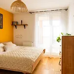 Green Oasis - Free Parking, Big Balcony, Private Park