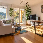 Green Oasis - Free Parking, Big Balcony, Private Park