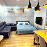 Luxury Blue Cascade Studio Downtown Balcony