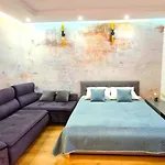 Luxury Blue Cascade Studio Downtown Balcony