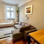 Cinema Apartment With A View Of Old Town