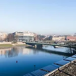 Riva Verona Near Old Town By Sun & Snow