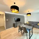 Vistula Avenue Apartment Free Parking, Swimming Pool, Sauna & Gym