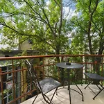 Modern Urban Escape - Old Town Apartment - By Upstairs
