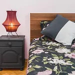 Modern Urban Escape - Old Town Apartment - By Upstairs
