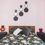 Modern Urban Escape - Old Town Apartment - By Upstairs